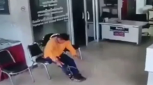 Ngeri! Pria Ini Diserang Ular di Ruang Tunggu Kantor Polisi