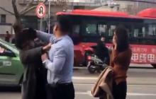 Aksi Selingkuhan Dijambak Istri, Suami Melindungi