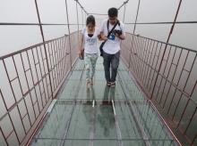 Jembatan Kaca yang Mengerikan di Tiongkok Retak. Turis Berhamburan