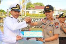 Polres Lingga Beri Kue Ultah dan Ajak Lanal Dabo Goyang Tik Tok
