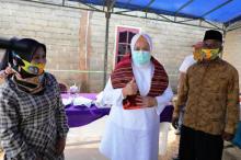 Marlin Bahagia Dikalungi Tenun Alor sebagai Tanda Cinta