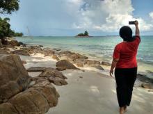 Menikmati Indahnya Pantai Moyang Lingga