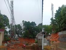 Batu Miring Longsor, Warga Perumahan Ini Khawatir Tower Tumbang