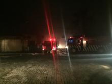 Petugas Damkar Berjibaku Padamkan Api di Pabrik Springbed Tanjunguncang