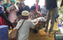 Kapolsek Gendong Jenazah Bayi 3,5 Bulan yang Tewas ke Liang Lahat