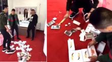 [VIDEO] Dihina Pemilik Toko, Pria Ini Beli Semua iPhone dan Menghancurkannya 