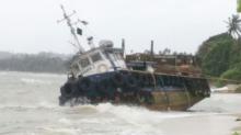 Tugboat dan Tongkang Kandas Dihempas Ombak di Perairan Lingga