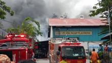 Foto-foto Kebakaran Perusahaan Singapura di Cammo Industri Batam