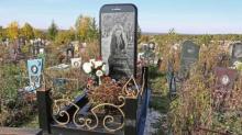 Wah, Batu Nisan di Makam Rusia Ini Berbentuk iPhone