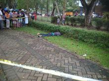 Puluhan Warga Berdesakan Lihat Penemuan Sesosok Mayat di Sekupang