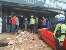 Pajero Terbang Seruduk Bengkel Mobil di Windsor