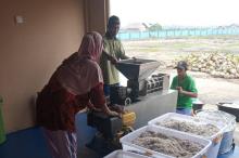 Sentra IKM Singkep Selatan Pasarkan Minyak Kelapa Murni di Semarak HUT Ke-16 Lingga