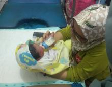 Bayi Perempuan Ini Nyaman Dibedong Perawat Usai Ditemukan di Kantong Kresek