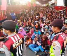 Ribuan Warga Antre Demi Salam Tempel Rp 20 Ribu di Kediri