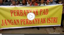 Spanduk Demo Gubernur di Medan: "Perbanyak PAD, Jangan Perbanyak Istri"  