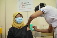 Presiden Halimah Yacob Terima Vaksinasi Covid-19 Dosis Pertama