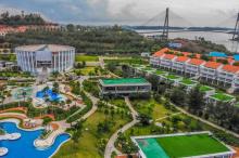 Harris Resort Barelang Sambut Malam Pergantian Tahun dengan Tema Serba Putih