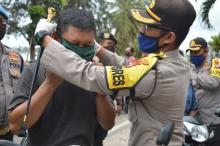 TNI-Polri di Natuna Bagi Ratusan Masker untuk Warga