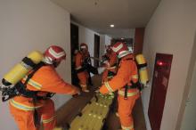 Petugas Damkar Evakuasi Tamu Harris Hotel Batam Center