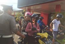 Tidak Pakai Helm, Pengendara Disuruh Dorong Motor