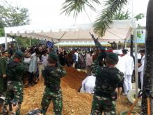 Suasana Haru Warnai Penyerahan Jenazah HM Sani ke Jajaran TNI