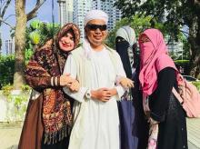 Ketiga Istri Ustaz Arifin Kompak Beri Semangat