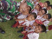 Kisah Miris Pendidikan di Kampung Terisolir dan Sketsa Seorang Perwira