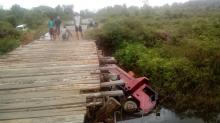 Kondisi Jembatan Parah, Truk Bangunan Terguling Masuk Sungai di Dabo Singkep
