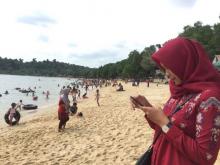 Pantai Pelawan Diserbu Warga Karimun