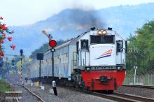 Video: Pria Ini Dikira Tewas Terlindas Kereta Api, Ternyata Ini yang Terjadi