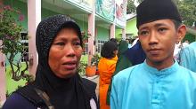 Tangis Buruh Cuci di Kelulusan Anak Berprestasi