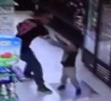 [VIDEO] Mengerikan! Seorang Pria Terekam Kamera Pukul Wajah Balita di Supermarket 