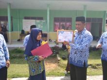 Raih Medali OSN, Disdik Lingga Beri Siswi MTs Aqidatunnajin Daik Penghargaan
