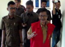 Digiring ke Mobil Tahanan, Kades Malang Rapat Ini Masih Tersenyum