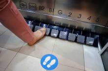 Lift Pakai Pedal, Cara Unik Mal di Thailand Cegah Penularan Corona