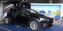 Naik Taksi Tesla di Bandara Soekarno-Hatta, Berapa Tarifnya?
