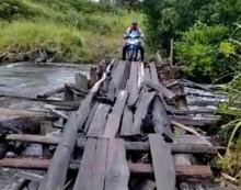 Guru SD di Lingga Senang, Tak Lagi Lewati Jembatan Lapuk Saat Pergi Mengajar