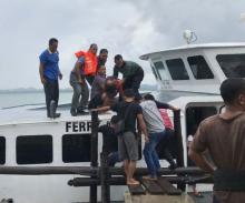 Foto Proses Evakuasi Korban Kapal Kargo KM Berkat Anugrah