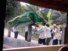 Video Viral: Keranda Mayat Lepas, Jenazah Ini Tercebur ke Kolam