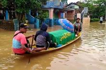 Jenazah Kakek Ini Diangkut dengan Perahu Saat Banjir