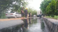Tumpahan Oli Bekas di Tiban Centre Licin dan sebabkan Kemacetan Panjang