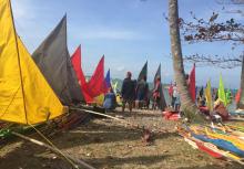 Meriahnya Perlombaan Perahu Jong di Pantai Mak Dare