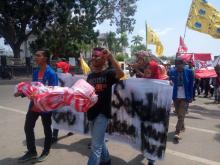 Desak Wako Copot Sekda Batam, Mahasiswa Bawa Pocong dan Keranda Mayat