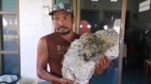 Pemulung Ini Kaya Mendadak Usai Temukan Muntahan Ikan Paus