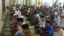 Warga dan TNI di Natuna Doakan Korban Gempa Sambil Galang Dana