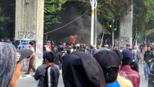Pakai Putih Abu-abu, Massa Pelajar Bakar Traffic Cone di Belakang DPR