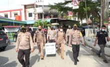 Polisi Kawal Kedatangan 270 Vial Vaksin Tahap II di Karimun