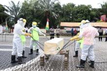 Polisi di Karimun Berlatih Makamkan Jenazah Korban Covid-19
