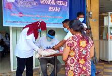 AAI Batam Terapkan Jaga Jarak saat Bagikan Bantuan Sembako untuk Warga