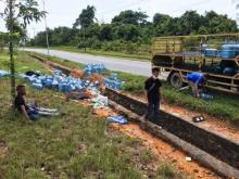 Truk Pengangkut Air Galon Terguling di Punggur
